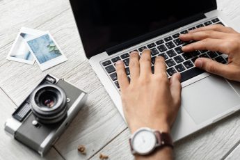 blogger-typing-on-computer